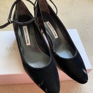 Brand New Manolo Blahnik Velvet Heels Size 39